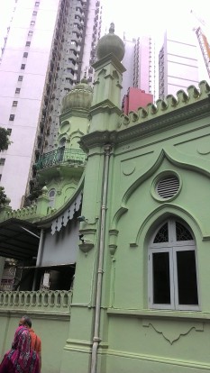 Masjid yang letaknya di dekat central mid levels escalator, bisa naik eskalatornya untuk ke masjid ini